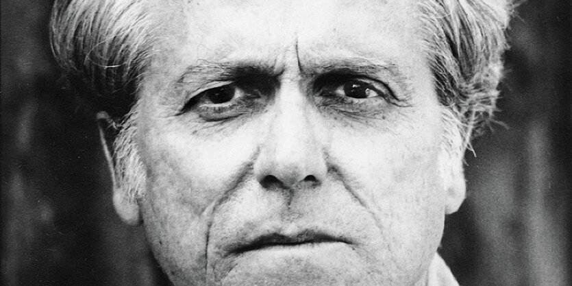 Der Autor Don DeLillo schaut direkt in die Kamera