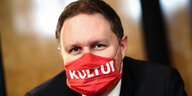 Hamburgs Kultursenator Carsten Brosda (SPD) trägt einen Mundschutz mit der Aufschrift "Kultur"