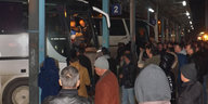 Kosovaren warten in Pristina auf die Abfahrt iher Busse