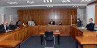 Gerichtssaal im Amtsgericht Bremen; links, unterbrochen von Plexiglasscheiben, die beiden Anwälte, vorne Richterin sowie Schöff*innen und Gerichtsmitarbeiterin, rechts der Staatsanwalt. Der Tisch in der Mitte ist frei, die Angeklagten sind nicht gekommen