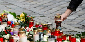 Blumen und Kerzen zum Gedenen an die Opfer