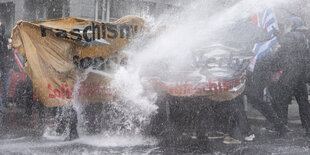 Wasserwerfer gegen Transparent