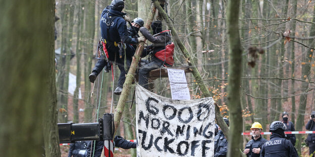Polizei holt Protestierende von den Bäumen