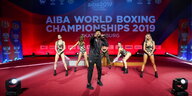 Showeinlage auf der Bühne des Box-Weltverbands anlässlich der WM
