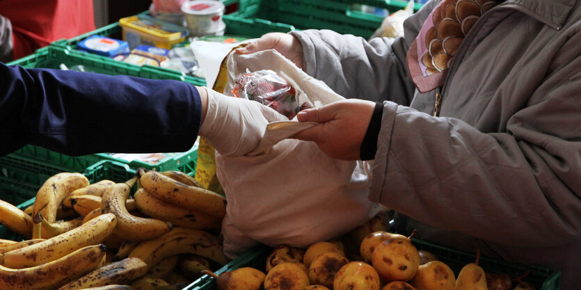 Obstausgabe in einem Laden der Berliner Tafel