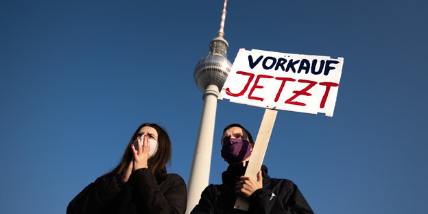 Mieter protestieren vor dem Fernsehturm am Alexanderplatz gegen den Verkauf von 130 Häusern an Heimstaden