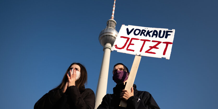 Mieter protestieren vor dem Fernsehturm am Alexanderplatz gegen den Verkauf von 130 Häusern an Heimstaden