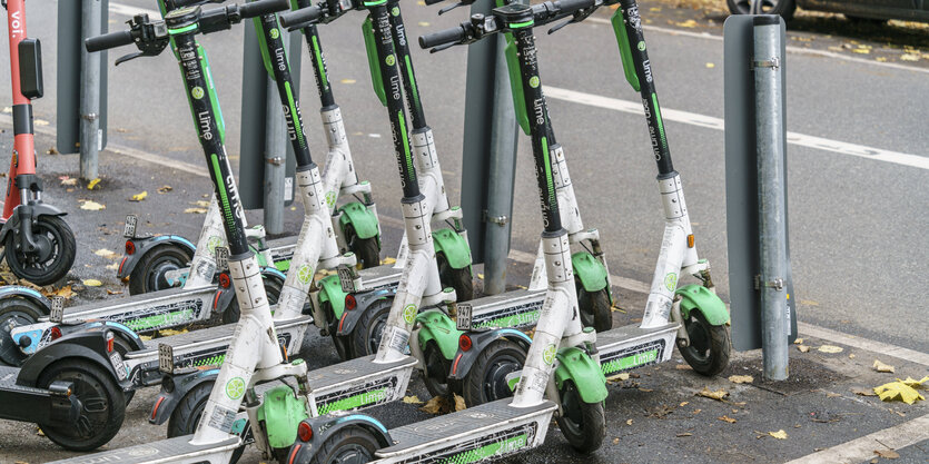 E-Scooter stehen zum Losfahren bereit am Straßenrand