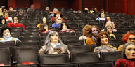 blick in den Saal eines Theaters, auf den Sitzen Puppen als Ersatz für die Zuschauer
