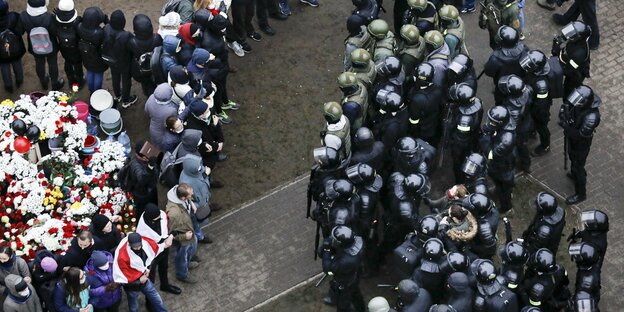 Einsatzkräfte der Bereitschaftspolizei blockieren eine Demonstration der Opposition in Minsk.