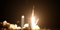 Ein halbes Jahr nach seinem historischen Jungfernflug ist das Raumschiff "Crew Dragon" des Unternehmens SpaceX zum ersten Mal für eine reguläre Mission ins Weltall gestartet. Am Sonntagabend hob die Kapsel mit vier Astronauten in Cape Canaveral ab