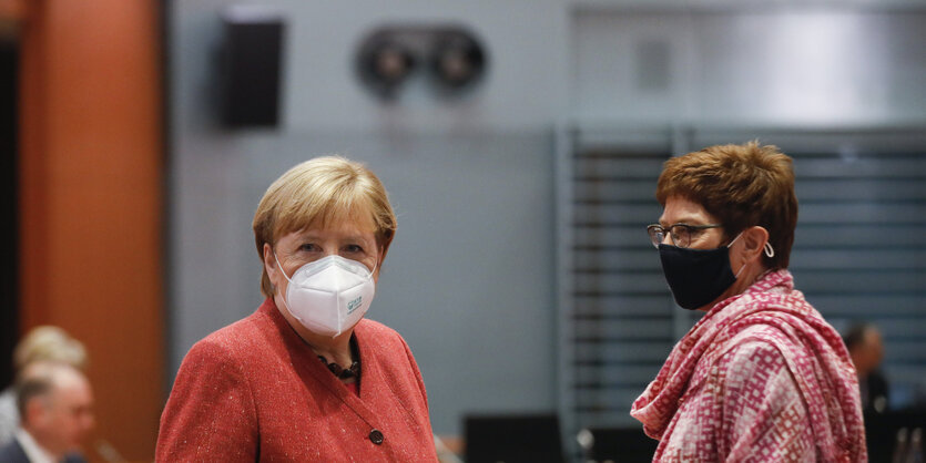 Angela Merkel und Annegret Kramp-Karrenbauer tragen weiße Masken