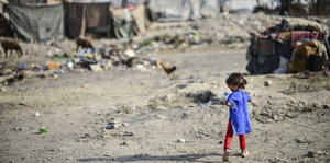 Ein Kind steht in einem Flüchtlingslager in Kabul.