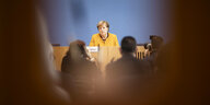 Angela Merkel aufgenommen im Rahmen einer Bundespressekonferen mit Journalisten.