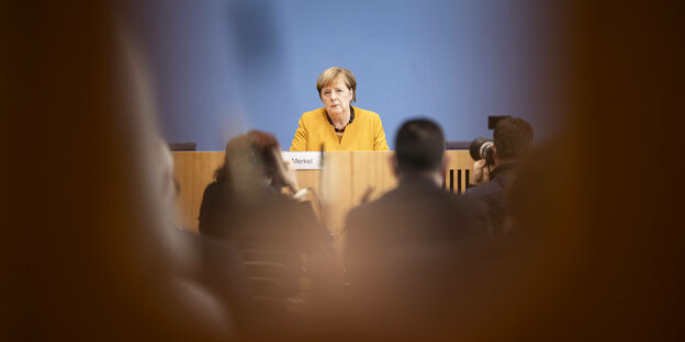 Angela Merkel aufgenommen im Rahmen einer Bundespressekonferen mit Journalisten.