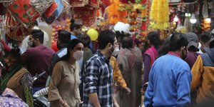 Menschen laufen über einen indischen Markt