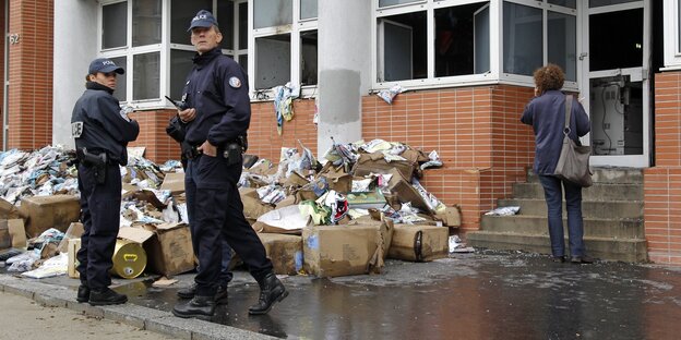 Polizisten vor dem Gebäude von Charlie Hebdo