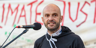 Marco Bülow spricht bei der Montagsdemo für Klimaschutz im September