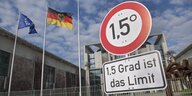 Protest für die Begrenzung der Erderwärmung auf unter 1,5 Grad Celsius vor dem Kanzleramt in Berlin . Schild mit der Aufschrift 1,5 Grad ist das Limit