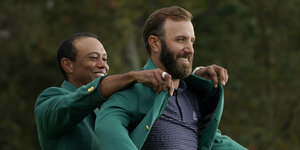 Tiger Woods hilft Dustin Johnson ins grüne Jacket