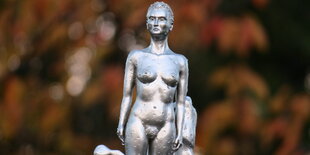 Silberne Statue einer nackten Frau