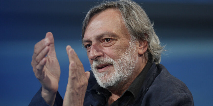 Gino Strada klatscht in die Hände