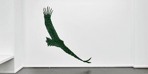Ein Gänsegeier aus Glasgranulat der Künstlerin Monika Goetz fliegt an der Wand der Galerie Schwarz Contemporary entlang