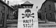 Ein Schild mit der Aufschrift "Stop" auf Deutsch und auf Polnisch steht vor dem Konzentrationslager Auschwitz-Birkenau.