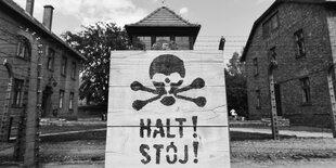 Ein Schild mit der Aufschrift "Stop" auf Deutsch und auf Polnisch steht vor dem Konzentrationslager Auschwitz-Birkenau.