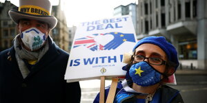 Brexit-Gegner demonstrieren in London während der Verhandlungen und tragen ein Schild mit der Aufschrift "The Best Deal is With EU"