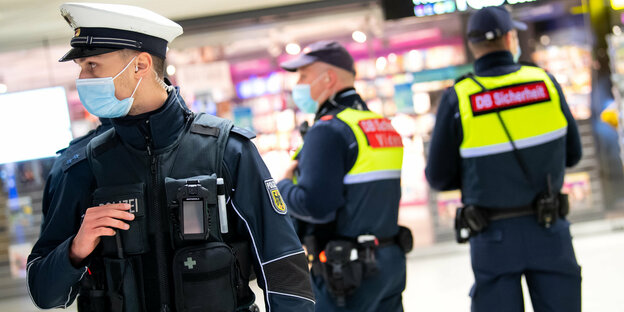 Sicherheitsmitarbeiter der Deutsche Bahn kontrollieren zusammen mit Polizisten der Bundespolizei die Einhaltung der Maskenpflicht am Hauptbahnhof München