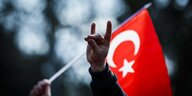 Das Hand-Zeichen der türkischen Rechtsextremisten Graue Wölfe