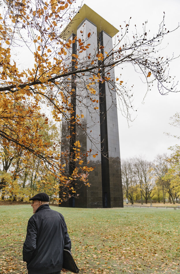 Jeffrey Bossin geht am Carillon in Berlin-Tiergarten vorbei Jeffrey Bossin geht am Carillon in Berlin-Tiergarten vorbei