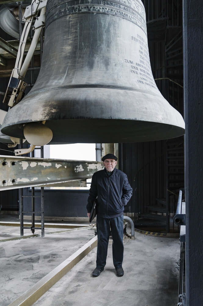 Jeffrey Bossin steht in "seinem" Turm, dem Carillon, vor einer riesigen Glocke