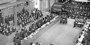 Blick in den Gerichtssaal in Lüneburg während der Verhandlung gegen den ehemaligen Lagerleiter Josef Kramer im Jahr 1945.