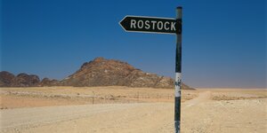 Wegweiser Richtung Rostock in der Wüste in Namibia
