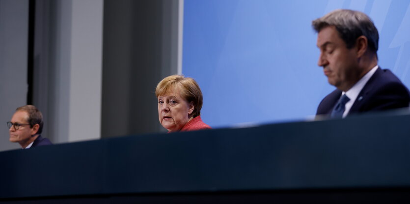 Michael Müller (SPD), Angela Merkel und Markus Söder (CSU) bei einem Pressetermin.