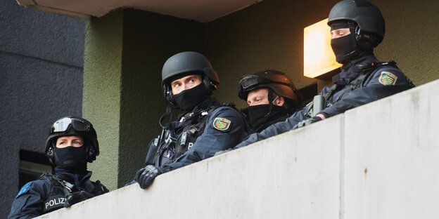 Bewaffnete Polizisten auf einem Balkon