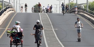 Tel Aviv Autostraße Fahrradfahrer