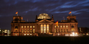 Das Reichstagsgebäude in Berlin hell erleuchtet bei Nacht