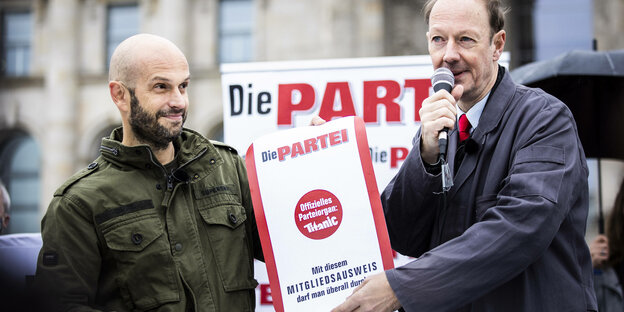 Marco Bülow und Martin Sonneborn Bundesvorsitzender "Die Partei" bei einer Pressekonferenz vor dem Deutschen Bundestag in Berlin