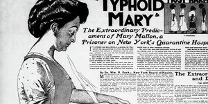 Auf einer Zeitungsseite steht "Thyphoid Mary" neben dem Bild der Köchin