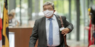 Mecklenburg-Vorpommerns Innenminister Lorenz Caffier während der Innenministerkonferenz im Juni mit Mund-Nasenbedeckung