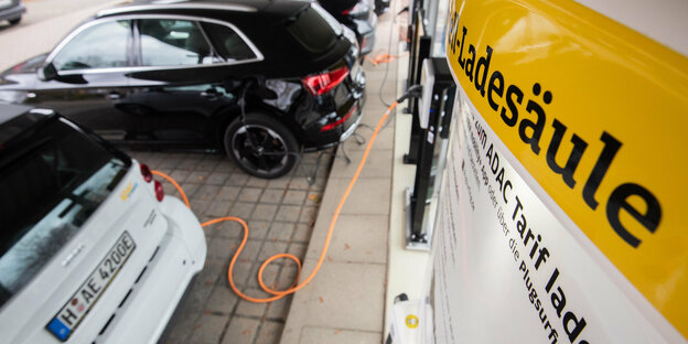 Ladesäulen und Elektroautos stehen an einer Geschäftsstelle des ADAC in der Region Hannover. Vor einem Spitzengespräch zur Zukunft der Autoindustrie haben Union und SPD sich dafür ausgesprochen, Kaufprämien für Elektroautos zu verlängern. Auf der Agenda s