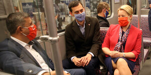 Das Foto zeigt Franziska Giffey und weitere SPDler in der U-Bahn.
