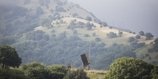 Raketenabwehrsystem auf grünen Hügeln.