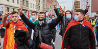 Mitglieder der Grauen Wölfe zeigen den Wolfsgruß auf einer Demo in Berlin