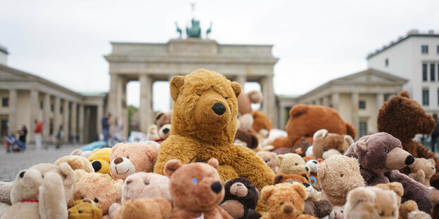 Ein Haufen Stofftiere vor dem Brandenburger anlässlich einer Demonstration für mehr Tierschutz