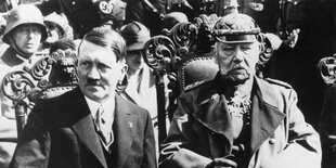 Hitler und Hindenburg sitzen am 27. August 1933 nebeneinander im so genannten "Reichsehrenmal" in Tannenberg, dem heutigen polnischen Olsztynek.