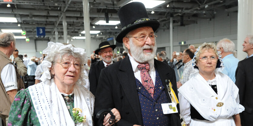 Zwei Frauen und ein Mann in Trachtenkleidung auf dem Schlesiertreffen.